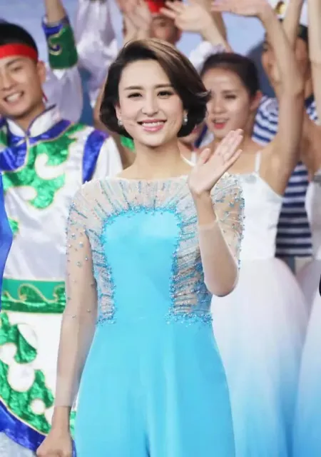 美女主持张蕾真是越活越年轻，彩虹百褶裙秀舞姿，扎马尾辫似少女